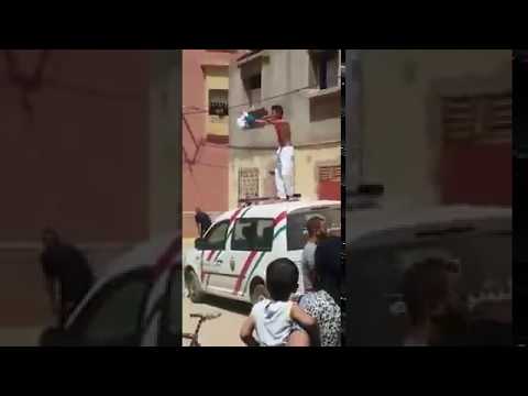 الكشف عن تفاصيل صعود مواطن فوق سيارة شرطة في بركان