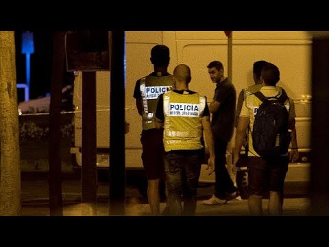 شاهد الشرطة الإسبانية تحبط هجومًا إرهابيًا الجمعة