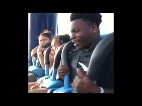 شاهد موقف محرج لشاب يركب لعبة قطار الموت