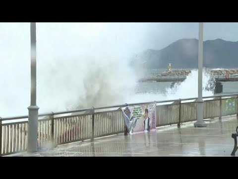 هونغ كونغ تحذر من إعصار هاتو الـ 13 لهذا العام