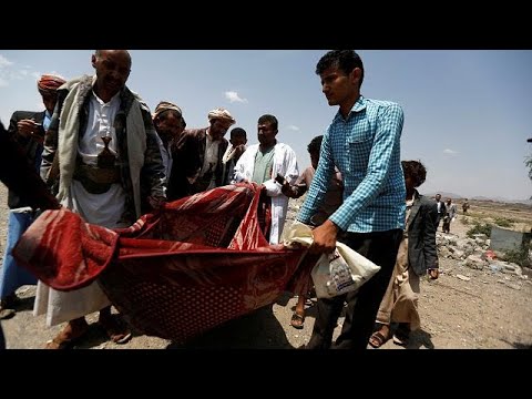 شاهد مقتل العشرات في غارتين جويتين قرب نقطة تفتيش للحوثيين