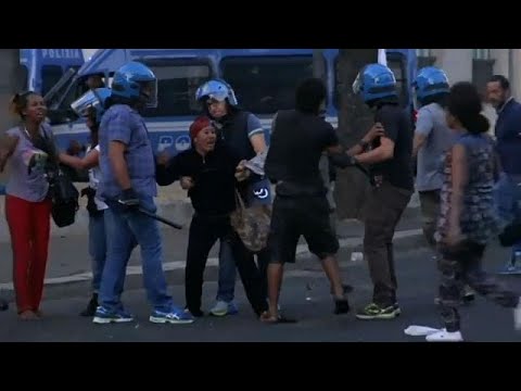 شاهد عنف الشرطة الإيطالية مع لاجئين في روما