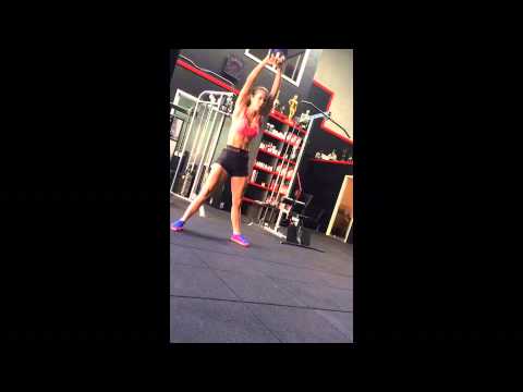 حامل بـ«توءم» تمارس التمارين الرياضية بكل سهولة