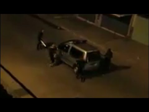 شاهد بلطجية يهاجمون سيارة الدرك بالسيوف