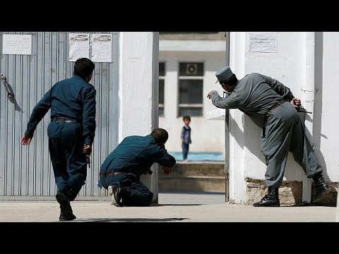 شاهد لحظة تفجير انتحاري في مسجد للمسلمين الشيعة في كابل