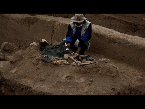 شاهد اكتشاف رفات عمال صينيين في هرم أثري في بيرو