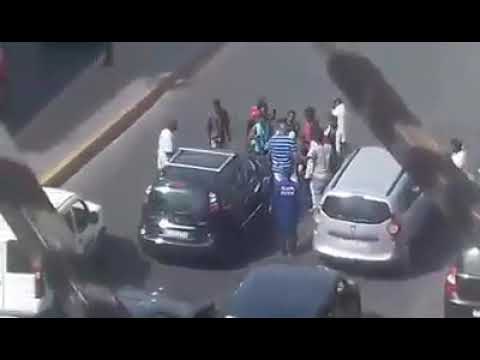 شاهد أفريقيون يهجمون على المغربيين في الطريق