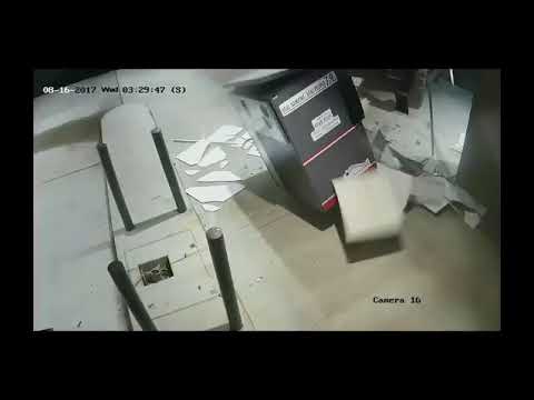 لص جديد في أميركا يسرق ماكنة صرف آلي برافعة شوكية