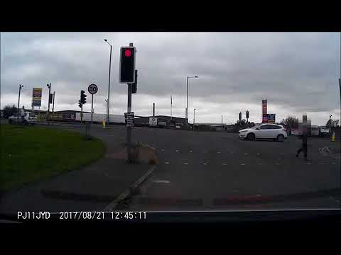 سيدة تنقذ حياة طفل عمره عامين يقف بمفرده على الطريق