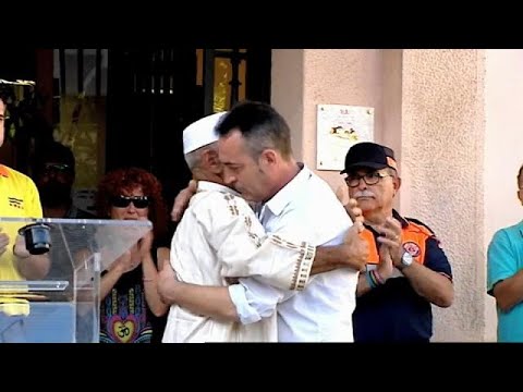 شاهد إسباني يسمو فوق جراحه ويعانق مسلمًا