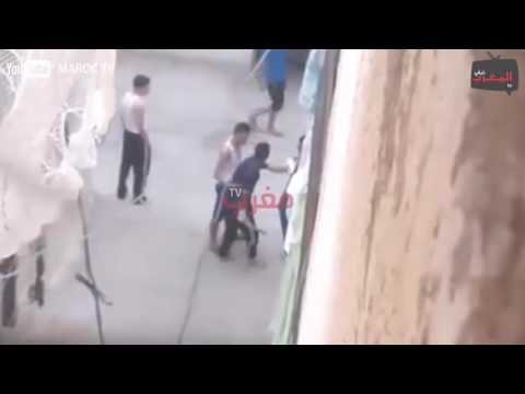 شاهد الخارجون عن القانون يعتدون على المواطنين