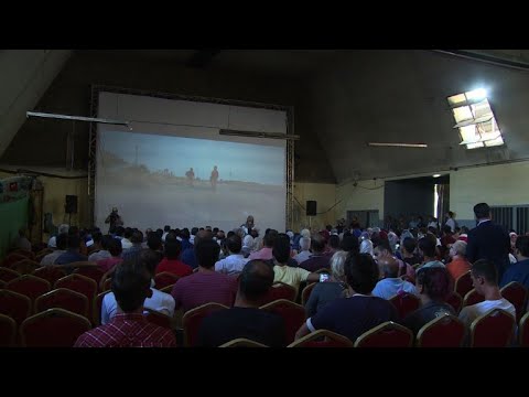 شاهد أقدم سينما في غزة تنفض عنها غبار ثلاثة عقود