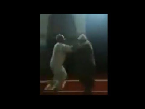 شاهد مشاجرة بالكراسي داخل مسجد في فاس