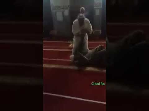 شاهد مضاربة في قلب مسجد المصطفى في حي بنزكور زواغة في فاس