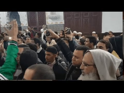 شاهد لحظة تراشق بالعصي بين مغاربة داخل مسجد