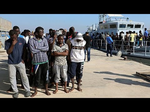 شاهد لحظة إنقاذ قرابة 500 مهاجر أفريقي على السواحل الليبية
