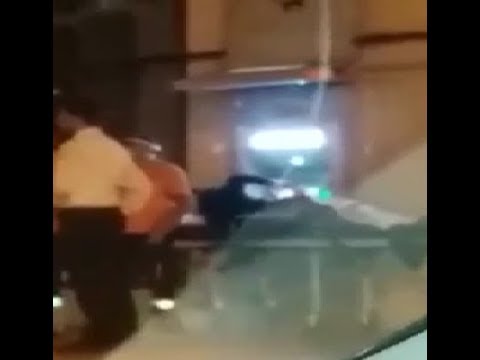 مريض فوق نقالة إسعاف يسحب النقود من ماكينة الصرف