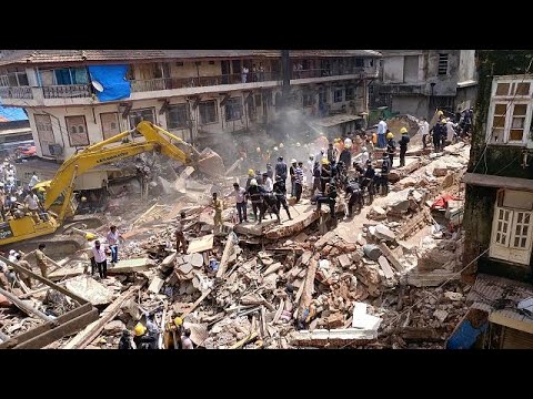شاهد وفاة شخصين في انهيار مبنى في الهند