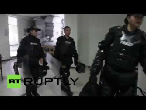 نساء من وحدة مكافحة الشغب يمارسن تدريبات قاسية