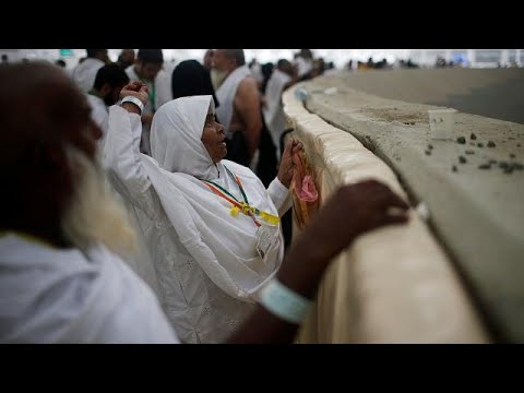 الحجاج يواصلون أداء المناسك برمي الجمرات