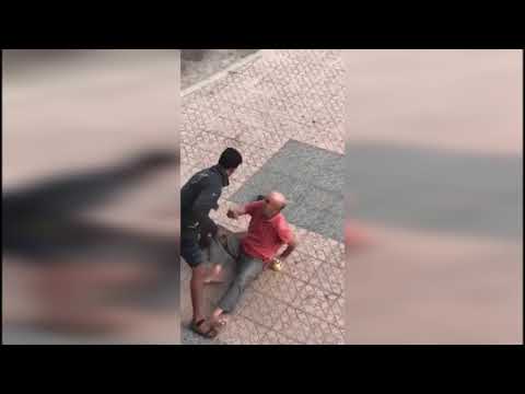 شاهد القبض على شخص يسرق رجل مسن في الشارع العام