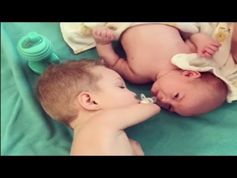 شاهد طفل فقد ذراعيه يحاول منح اللهاية لشقيقه