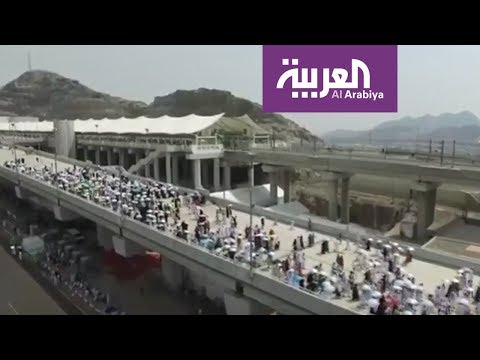 حجاج بيت الله الحرام أثناء رمي الجمرات