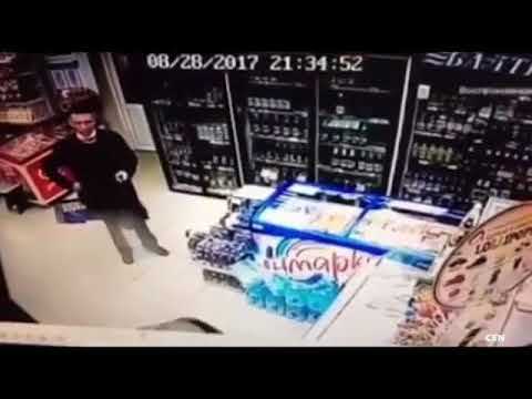 شاهد رجل فشل في لفت نظر فتاة فأشعل النار في نفسه
