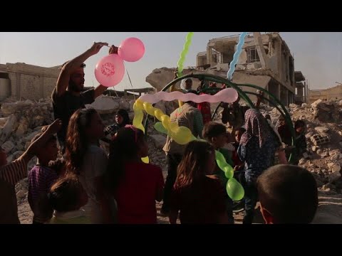 شاهد أطفال سوريون يحتفلون بعيد الأضحى وسط الدمار