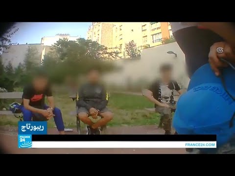بالفيديو  أطفال مغاربة يفترشون الأرض في أحد متنزهات باريس
