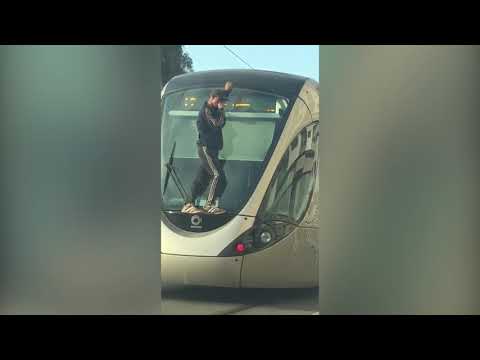 شاهد شاب مغربي يصعد الترام بشكل غير قانوني