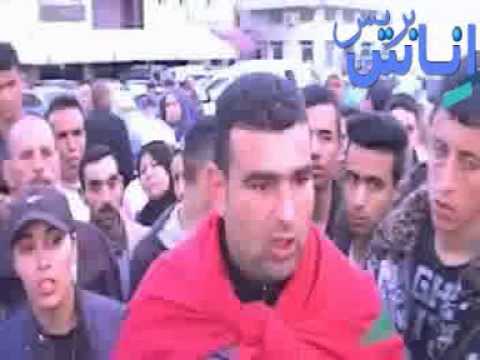 شاهد مغربي يحتج بطريقة غريبة أثارت دهشة المواطنين