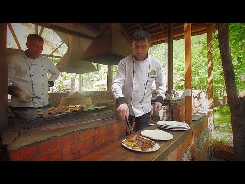 شاهد أذربيجان حيث المتعة في تناول الكباب في الغابة