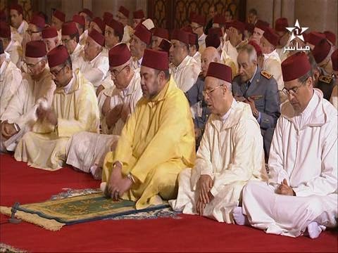 الملك اثناء تادية صلاة الجمعة