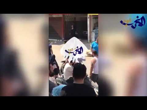 شاهد رجل يهدّد المارّة في الشارع ويرهبهم بالسكاكين