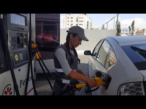 فتيات يتحدين التقاليد ويعملن في محطات البنزين
