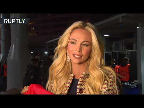 مشجعو مانشستر يونايتد يتلقون هدايا من تسيسكا موسكو وفيكتوريا لوبيريوفا