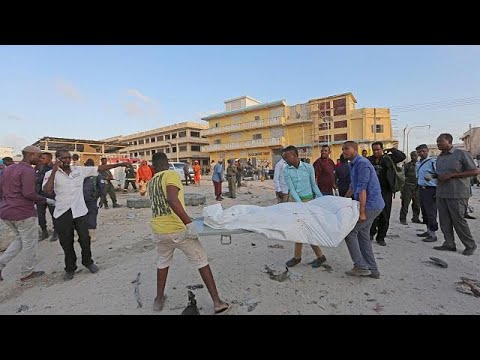 شاهد مقتل سبعة أشخاص في انفجار سيارة ملغومة في مقديشو