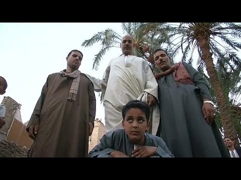 طفل مصري ذو قوى خارقة يأكل الزجاج ويحتمل النار