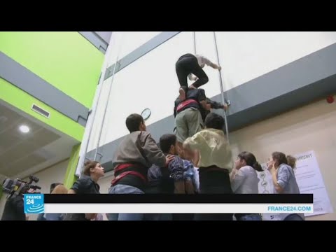 انفصاليو كتالونيا يحتلون مراكز الاقتراع لضمان إجراء الاستفتاء