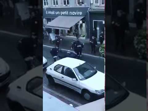 شاهد الشرطة الفرنسية تعتقل مغربيًا أمام عائلته