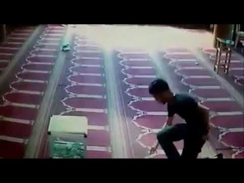 شاهد لص يتظاهر بالصلاة ليسرق صندوق التبرعات بالمسجد