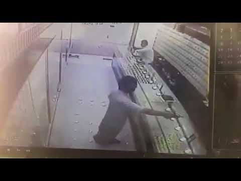 لحظة إطلاق شخص النار على العاملين داخل محل ذهب