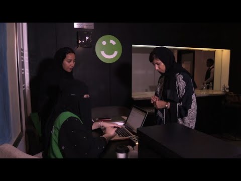 سعوديات يتحضرن للعمل كسائقات أجرة