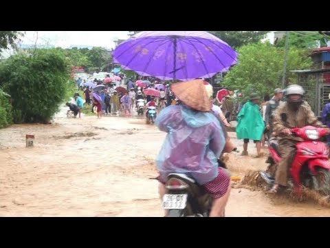 37 قتيلًا في فيضانات وانزلاقات تربة في فيتنام