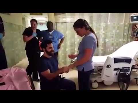 شاب يؤدي مشهدا تمثيليا لمفاجأة حبيبته الممرضة