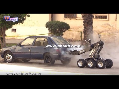 شاهد تفكيك سيارة مفخخة في أحد الأحياء المكتظة في فاس