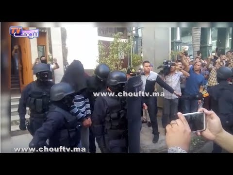 لحظة إخراج المتطرفين بأقنعة سوداء