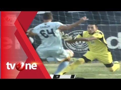 وفاة حارس مرمى داخل الملعب في الدوري الأندونيسي