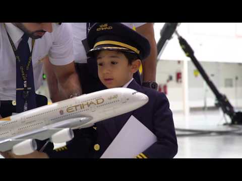 بالفيديو  شركة الاتحاد تحقق حلم طفل بالتحليق بطائرة